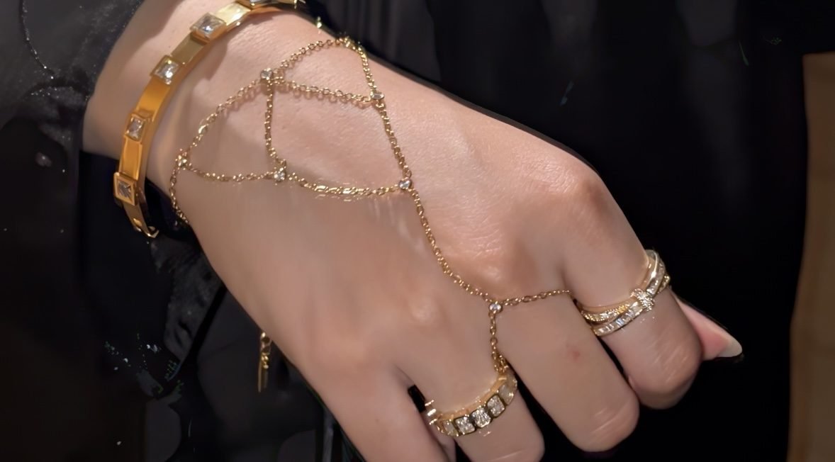 A complete Aurabury hand set worn on one hand